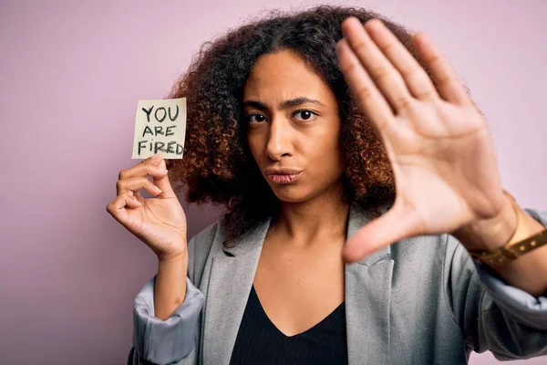 Jovem Afro Americana Com Cabelo Afro Segurando Papel Com Você — Fotografia de Stock