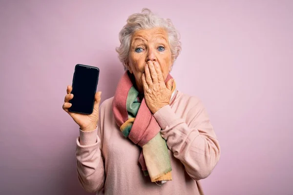 Senior Mooie Grijs Harige Vrouw Met Smartphone Tonen Scherm Roze — Stockfoto