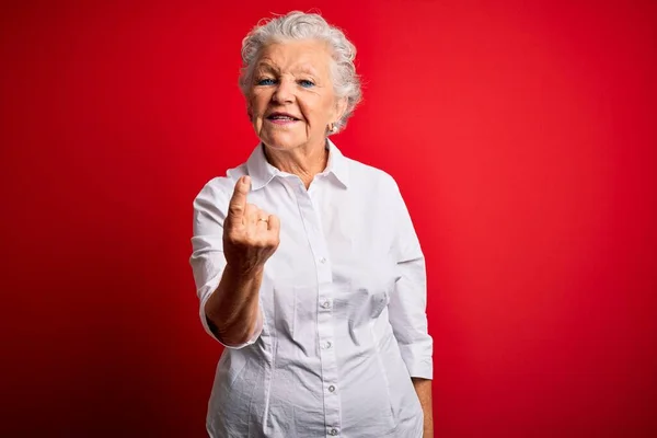 Senior Hermosa Mujer Con Camisa Elegante Pie Sobre Fondo Rojo —  Fotos de Stock