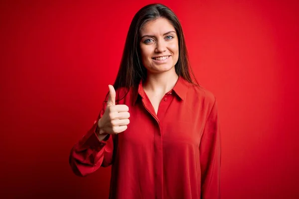 Ung Vacker Kvinna Med Blå Ögon Bär Casual Skjorta Stående — Stockfoto