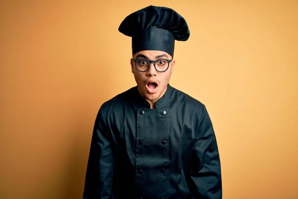 Νεαρός Βραζιλιάνος Μάγειρας Φορώντας Στολή Κουζίνας Και Καπέλο Πάνω Από — Φωτογραφία Αρχείου