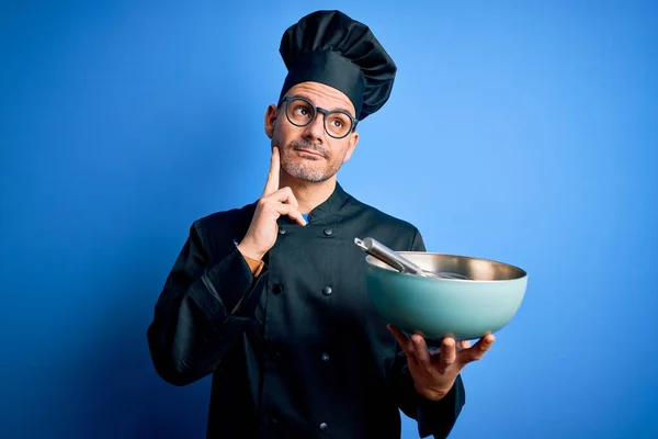 Joven Guapo Chef Hombre Con Uniforme Cocina Sombrero Mezcla Usando —  Fotos de Stock