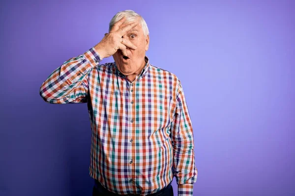 Hombre Alto Apuesto Hoary Usando Camisa Colorida Casual Sobre Fondo —  Fotos de Stock