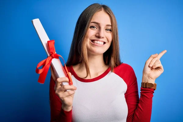 Jovem Bela Ruiva Estudante Mulher Segurando Diploma Universitário Grau Muito — Fotografia de Stock