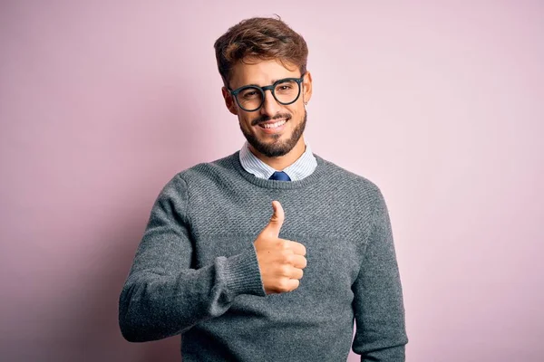 Joven Hombre Guapo Con Barba Con Gafas Suéter Pie Sobre —  Fotos de Stock