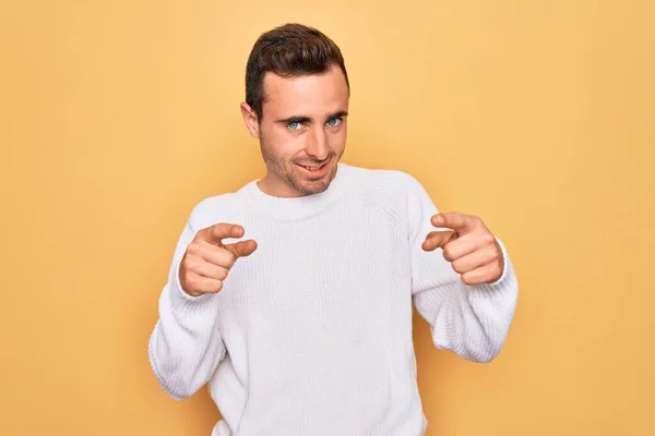 Young Handsome Man Blue Eyes Wearing Casual Sweater Standing Yellow — Stock Photo, Image