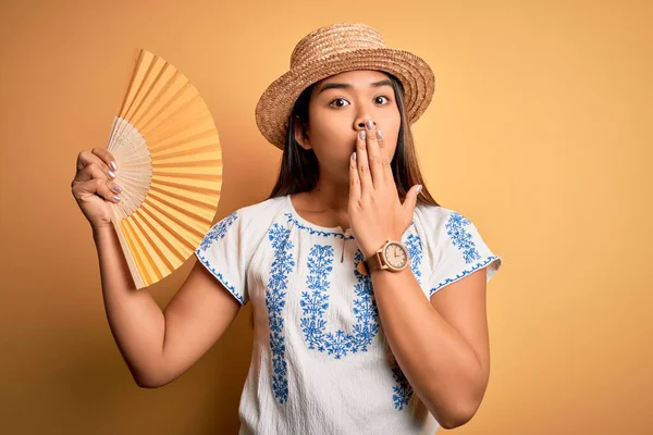 Junge Asiatische Touristenmädchen Urlaub Tragen Sommermütze Mit Handfächer Über Gelbem — Stockfoto