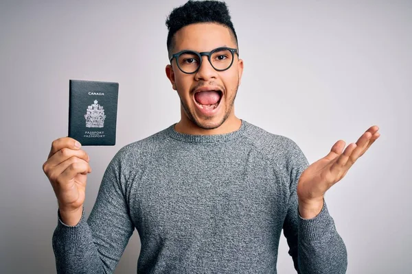 Mladý Pohledný Turista Dovolené Nosí Brýle Kanadským Pasem Velmi Šťastný — Stock fotografie
