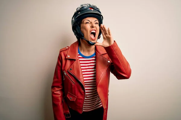 白地にバイク用ヘルメットとジャケットを着た中年のオートバイ愛好家の女性が大声で叫び 口の上で手で横に大声で叫ぶ コミュニケーションの概念 — ストック写真