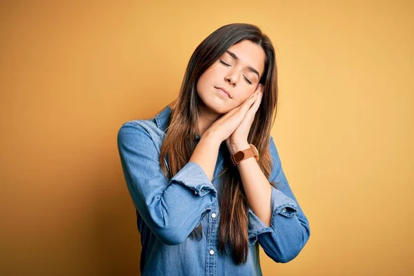 Joven Hermosa Chica Con Camisa Vaquera Casual Pie Sobre Fondo —  Fotos de Stock