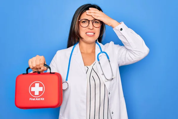 Jonge Arts Vrouw Met Medische Ehbo Kit Rode Doos Voor — Stockfoto