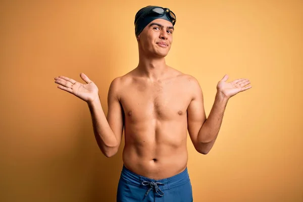 Giovane Bell Uomo Torso Nudo Che Indossa Costume Bagno Cuffia — Foto Stock