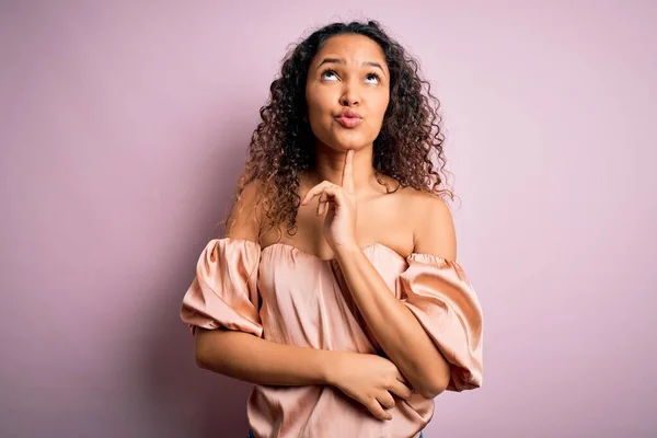 Mulher Bonita Nova Com Cabelo Encaracolado Vestindo Shirt Casual Sobre — Fotografia de Stock