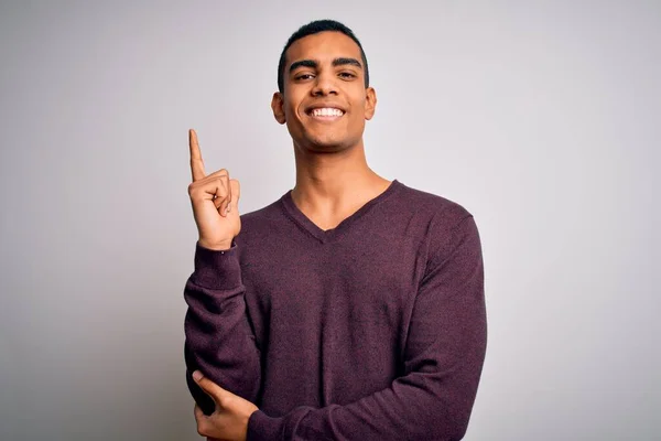 Junger Gutaussehender Afrikanisch Amerikanischer Mann Lässigem Pullover Vor Weißem Hintergrund — Stockfoto