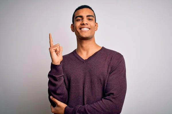 Joven Hombre Afroamericano Guapo Usando Suéter Casual Sobre Fondo Blanco — Foto de Stock