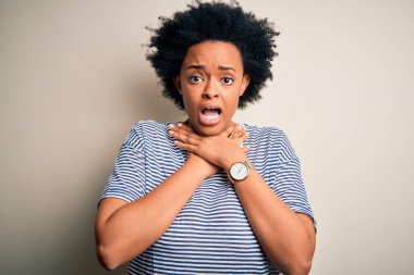 Kıvırcık saçlı, çizgili tişört giyen, bağıran ve boğulan güzel Afro-Amerikan kadın. Sağlık problemi. Boğulma ve intihar konsepti.