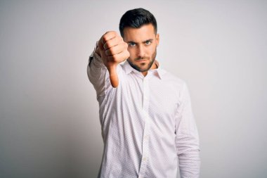 Zarif gömlekli genç adam izole edilmiş beyaz arka planda dikiliyor mutsuz ve kızgın görünüyor reddedilmiş ve olumsuz hareketler yapıyor. Kötü ifade.