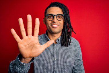 Rastgele gömlek ve gözlük takan genç ve yakışıklı Afro-Amerikalı adam beş numarayı gösterip gösterirken kendinden emin ve mutlu gülümsüyor..