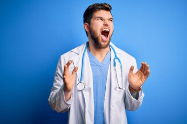 Sakallı, mavi gözlü, beyaz önlüklü, steteskop takmış deli deli deli bağırıp çağıran saldırgan ifadeli ve kolları havada genç sarışın doktor. Hayal kırıklığı konsepti.