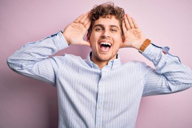 Sarışın, kıvırcık saçlı, beyaz arka planda çizgili tişört giyen neşeli gülümseyen, elleri havada bir böceği dikizleyen genç bir adam. Şaşırdım ve çıktım.