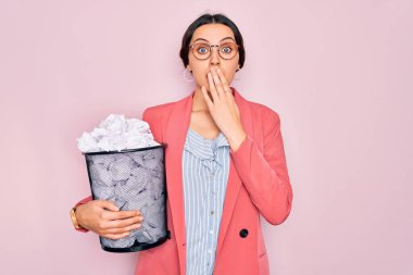 Mavi gözlü genç bir iş kadını. Elinde yığınla buruşmuş kâğıt var. Ağzı ellerinle kaplıyor.