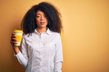 Afro saçlı, kahve içen, kendine güvenen, akıllı yüzlü, ciddi düşünen Afro-Amerikan iş kadını.