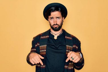 Genç, yakışıklı, bohem, hippi tarzı ve bohem şapkalı adam üzgün ve üzgün görünüyor. Mutsuz ve depresif..