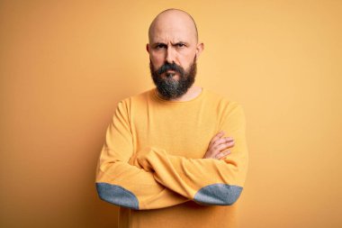 Sarışın, kel, sakallı, sıradan bir süveter giyen, sarı arka planda duran, kuşkucu ve gergin, yüzünde çapraz kollu tasvip etmeyen bir ifade. Negatif kişi.