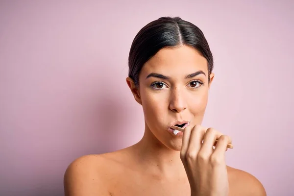 Jovem Mulher Bonita Morena Escovando Dentes Usando Escova Dentes Pasta — Fotografia de Stock