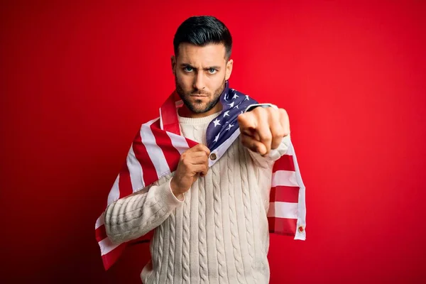 Ung Stilig Patriotisk Man Bär Usa Flagga Firar Självständighetsdagen Pekar — Stockfoto