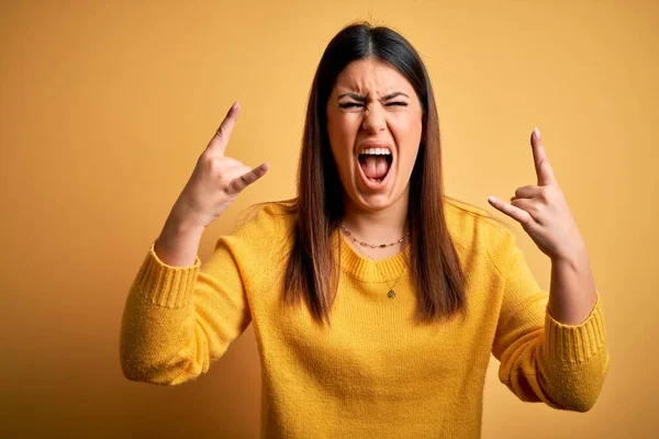 Jonge Mooie Vrouw Draagt Casual Trui Gele Geïsoleerde Achtergrond Schreeuwen — Stockfoto