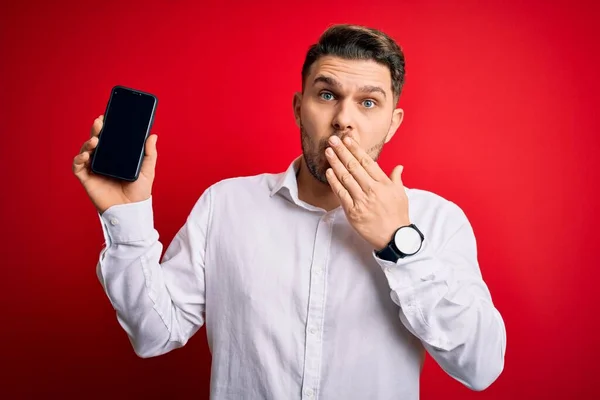 Jovem Homem Negócios Com Olhos Azuis Mostrando Tela Smartphone Sobre — Fotografia de Stock