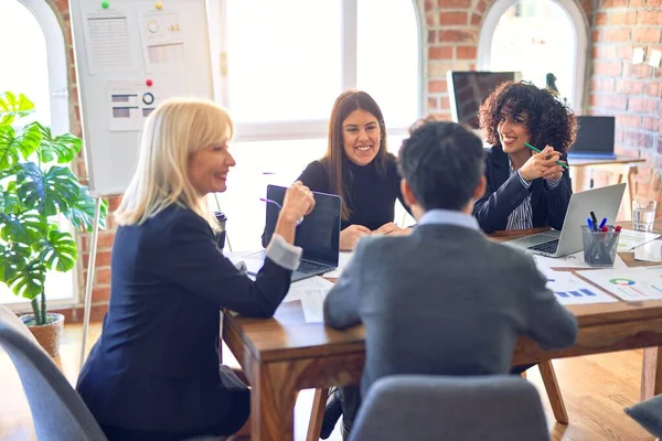 Gruppe Von Geschäftsleuten Die Glücklich Und Zuversichtlich Lächeln Zusammenarbeit Mit — Stockfoto