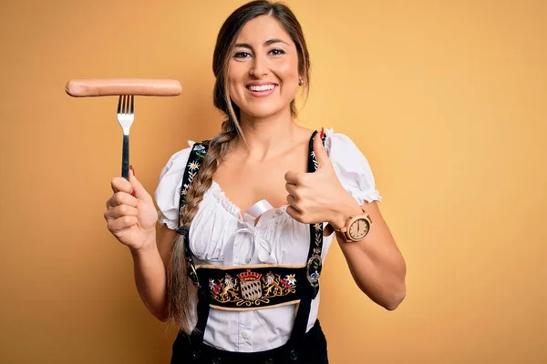 Jovem Morena Alemão Mulher Vestindo Tradicional Octoberfest Vestido Segurando Salsicha — Fotografia de Stock