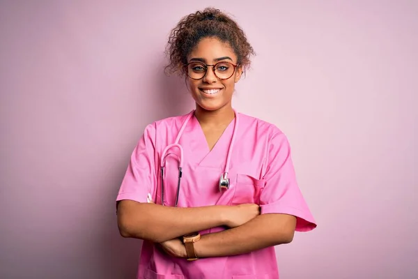 Afroamerikanische Krankenschwester Uniform Und Stethoskop Auf Rosa Hintergrund Glücklich Lächelnd — Stockfoto