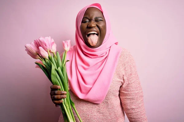 Jeune Afro Américaine Taille Femme Portant Hijab Musulman Tenant Bouquet — Photo