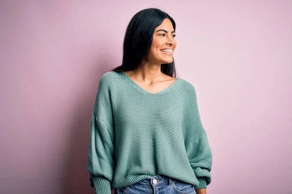 Joven Hermosa Mujer Moda Hispana Con Suéter Verde Sobre Fondo — Foto de Stock