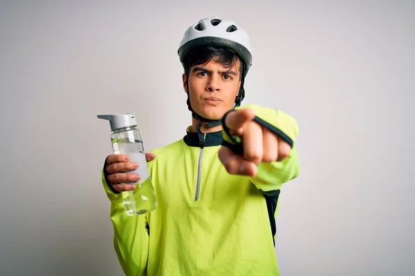 Joven Ciclista Guapo Con Casco Bicicleta Seguridad Bebiendo Botella Agua — Foto de Stock