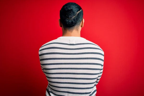 Ung Brasiliansk Man Bär Casual Randig Shirt Stående Över Isolerad — Stockfoto