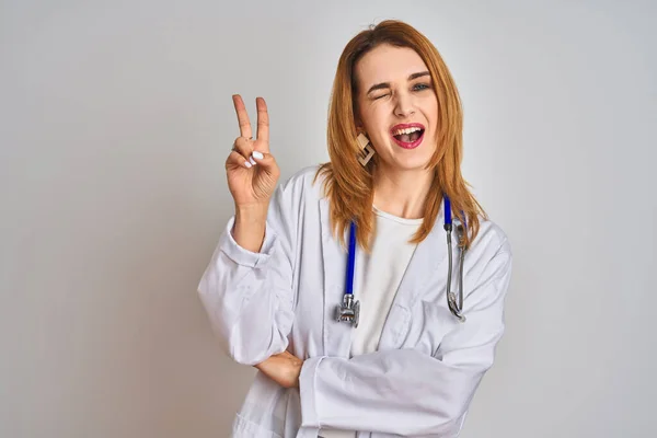 Ruiva Mulher Médica Caucasiana Vestindo Estetoscópio Sobre Fundo Isolado Sorrindo — Fotografia de Stock