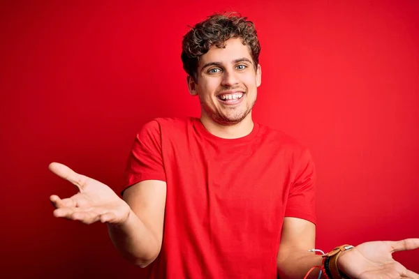 Joven Hombre Guapo Rubio Con Pelo Rizado Con Camiseta Casual —  Fotos de Stock