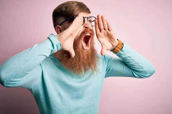 Knappe Ierse Roodharige Man Met Baard Draagt Bril Roze Geïsoleerde — Stockfoto