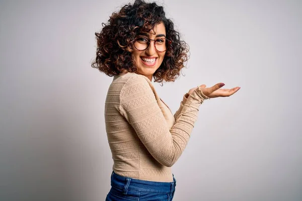 Joven Hermosa Mujer Árabe Rizado Con Camiseta Casual Gafas Sobre —  Fotos de Stock