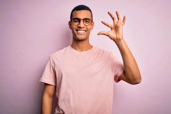 Schöner Afrikanisch Amerikanischer Mann Mit Lässigem Shirt Und Brille Vor — Stockfoto