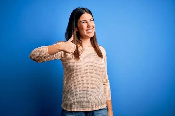 Junge Schöne Frau Lässigem Pullover Über Blauem Hintergrund Macht Glückliche — Stockfoto