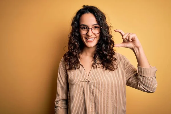 Hermosa Mujer Con Pelo Rizado Con Camisa Rayas Gafas Sobre —  Fotos de Stock