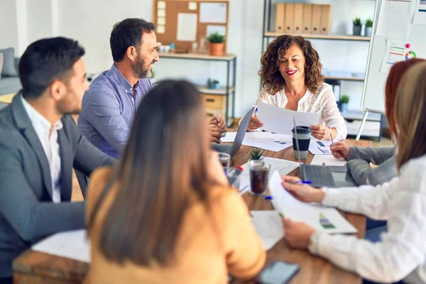 Gruppe Von Geschäftsleuten Die Zusammenarbeiten Mit Laptop Schreibtisch Sitzen Und — Stockfoto