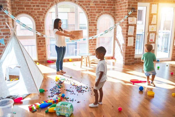 Junge Schöne Lehrerin Und Kleinkinder Spielen Basketball Viele Spielsachen Kindergarten — Stockfoto