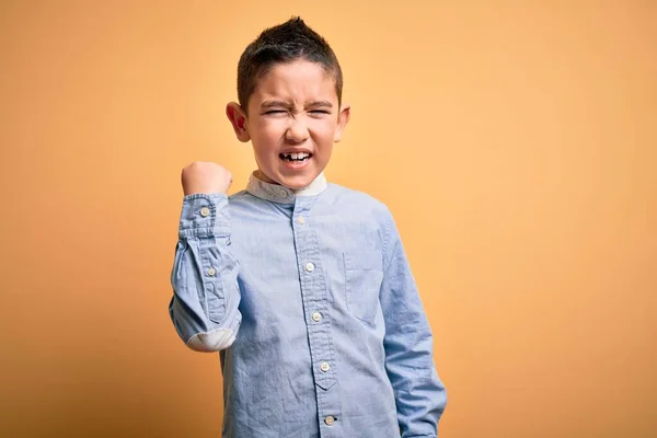 Ung Liten Pojke Unge Bär Elegant Skjorta Står Över Gul — Stockfoto