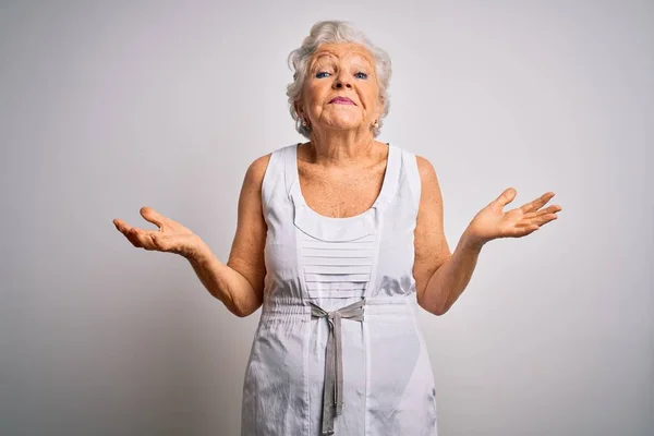 Ältere Schöne Grauhaarige Frau Lässigem Sommerkleid Über Weißem Hintergrund Ahnungslos — Stockfoto